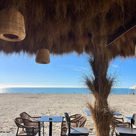 Апартаменты Giardin Seaside Retreat Голем